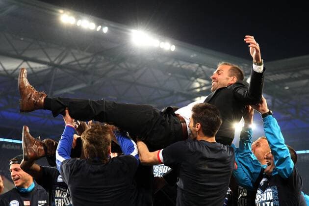 25.04.2011, Duisburg, Fussball, 2. Bundesliga, MSV Duisburg - Hertha BSC Berlin. Trainer Markus Babbel (Berlin) wird von den Spielern in die Höhe geworfen. Jubel Freude Erfolg Optimistisch o0 Aufstieg Aufsteiger Aufstiegsfeier Feier