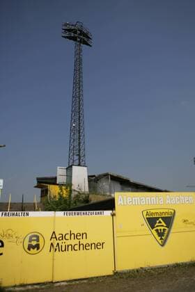 Fußball, Stadiongeschichte Alemannia Aachen Das alte Tivoli Stadion in Aachen, aufgenommen am Dienstag, 26.04.2011. Der alte Tivoli ist Austragungsort für Spiele der zweiten Mannschaft von Alemannia Aachen. Die erste Mannschaft spielte dort bis Mai 2009. Der alte Tivoli fasst 21.300 Zuschauer und liegt in der Soers . o0 Werbebande Bande Werbung Werbepartner Sponsor Wirtschaft Münchner Logo Vereinslogo