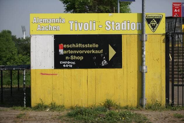 Fußball, Stadiongeschichte Alemannia Aachen Das alte Tivoli Stadion in Aachen, aufgenommen am Dienstag, 26.04.2011. Der alte Tivoli ist Austragungsort für Spiele der zweiten Mannschaft von Alemannia Aachen. Die erste Mannschaft spielte dort bis Mai 2009. Der alte Tivoli fasst 21.300 Zuschauer und liegt in der Soers . o0 Schriftzug Geschäftsstelle Kartenvorverkauf n-Shop Ticketing Ticket Karten Vorverkauf