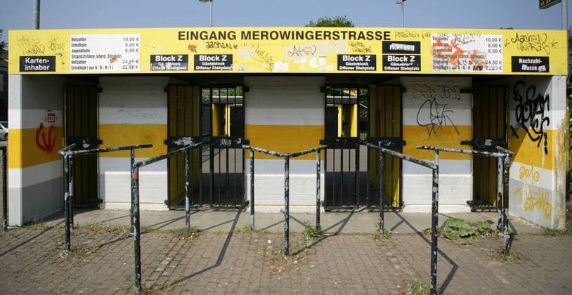 Fußball, Stadiongeschichte Alemannia Aachen Das alte Tivoli Stadion in Aachen, aufgenommen am Dienstag, 26.04.2011. Der alte Tivoli ist Austragungsort für Spiele der zweiten Mannschaft von Alemannia Aachen. Die erste Mannschaft spielte dort bis Mai 2009. Der alte Tivoli fasst 21.300 Zuschauer und liegt in der Soers . o0 Eingang Eingangsbereich Merowingerstrasse