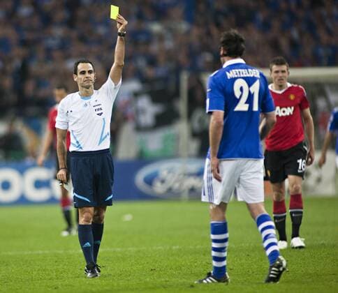 SR Carlos Velasco Carballo (ESP) zeigt Christoph Metzelder (S04) die gelbe Karte. 26.4. 2011 FC Schalke 04 vs. Manchester United FC Champions League, Halbfinale, Hinspiel, Saison 2010 2011 Â