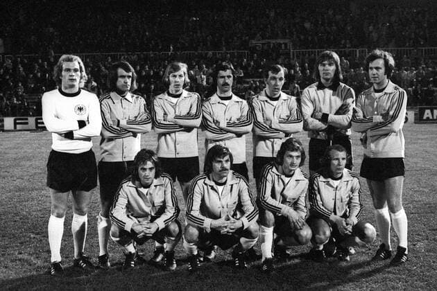 Freundschaftsspiel in Barcelona - Mannschaftsbild BR Deutschland, hi.v.li.: Ulrich Hoeneß, Wolfgang Overath, Jürgen Grabowski, Gerd Müller, Horst Dieter Höttges, Torwart Norbert Nigbur, Franz Beckenbauer; vorn: Helmut Kremers, Wolfgang Weber, Dieter Herzog und Berti Vogts Aktion Totale o00 BRD