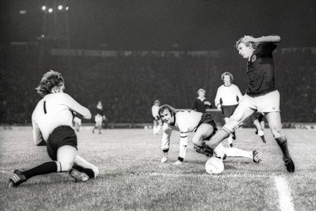 Freundschaftsspiel in Glasgow - Schottland - BR Deutschland 1:1 - Denis Law (Schottland, re.) gegen Torwart Sepp Maier (li.) und Franz Beckenbauer (beide BRD) Aktion