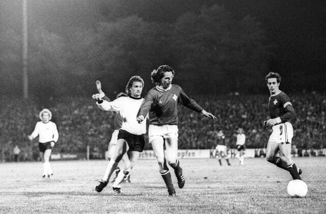 Freundschaftsspiel 1974 in Basel - Schweiz - BR Deutschland 1:2 - Dieter Herzog (BRD, li.) im Duell Aktion