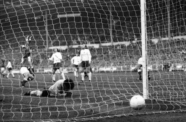 EM Viertelfinale 1972 - Hinspiel in London - England - BR Deutschland 1:3 - Torwart Gordon Banks (England, vorn) enttäuscht über ein Gegentor Aktion