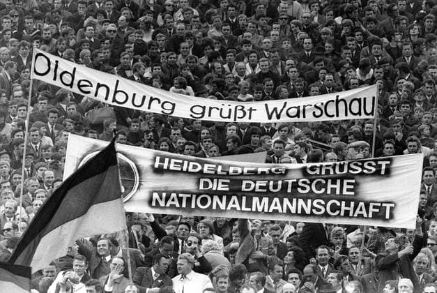 EM Qualifikation 1971 in Warschau - Polen - BR Deutschland - 1:3 - Fans aus der BRD, hier Oldenburg, grüssen die polnische Hauptstadt Totale