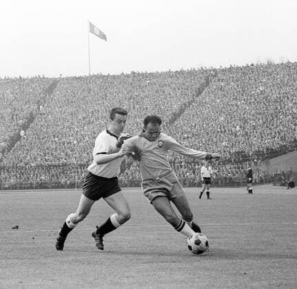 Freundschaftsspiel 1963 in Hamburg - BR Deutschland - Brasilien 1:2 - Hans Nowak (BRD, li.) gegen Pepe (Brasilien) Aktion