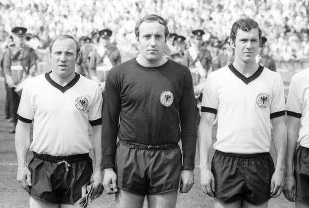 Freundschaftsspiel 1970 in Berlin, Mannschaftsvorstellung BR Deutschland, v.li.: Uwe Seeler, Torwart Horst Wolter und Franz Beckenbauer o00 Porträt