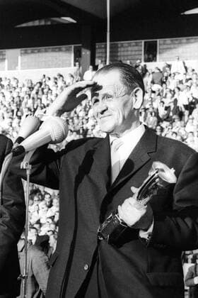 Freundschaftsspiel 1964 in Hannover - BR Deutschland - Bundestrainer Sepp Herberger (BRD) präsentiert den Coupe Jules Rimet, die Weltmeisterschaftstrophäe, welche er 1954 mit seinem Nationalteam erringen konnte - Nunmehr wird er als Bundestrainer verabschiedet Einzelbild