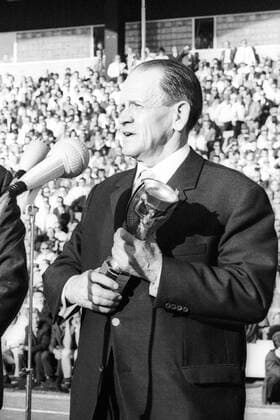 Freundschaftsspiel 1964 in Hannover - BR Deutschland - Bundestrainer Sepp Herberger (BRD) präsentiert den Coupe Jules Rimet, die Weltmeisterschaftstrophäe, welche er 1954 mit seinem Nationalteam erringen konnte - Nunmehr wird er als Bundestrainer verabschiedet Einzelbild