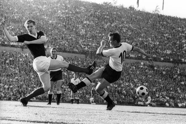 Freundschaftsspiel 1964 in Hannover - BR Deutschland - Schottland 2:2 - Rolf Geiger (BRD, re.) im Duell Aktion