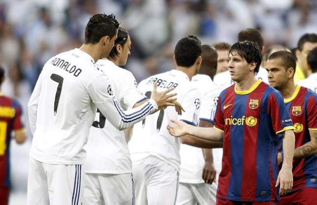 Real Madrid s Cristiano Ronaldo (L) and FC Barcelona s Lionel Messi (2.R) salute before Champions League match in Madrid. April 27, 2011.  (201104277074) o0 Barca