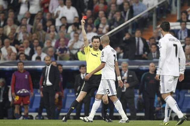 Real Madrid s Pepe get the red card from referee Wolfgang Stark (GER) during Champions League semifinal first match on April 27 2011.  (036) o0 rote Karte
