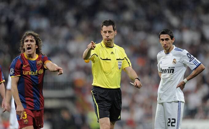 FUSSBALL CHAMPIONS LEAGUE SAISON 2010 2011 Halbfinale 27.04.2011, Real Madrid CF - FC Barcelona; Schiedsrichter Wolfgang Stark (Mitte, GER) mit Carles Puyol (li, Barca) und Angel Di Maria (Barca) 