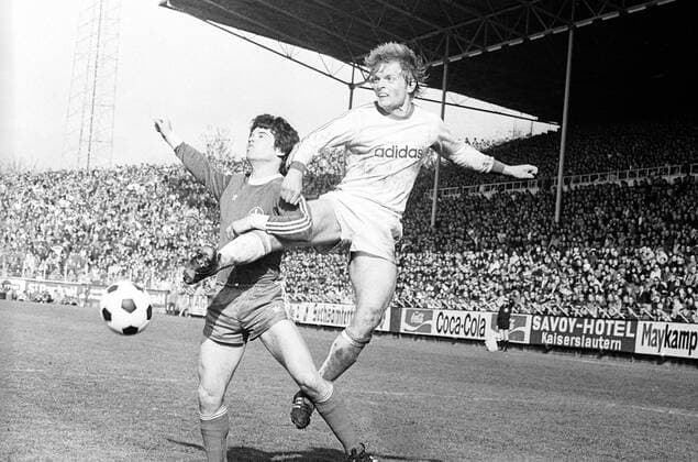 Björn Andersson (FC Bayern München, re.) gegen Heinz Wilhelmi (1. FC Kaiserslautern) Aktion Duell Aufmacher o00 Kampf Härte
