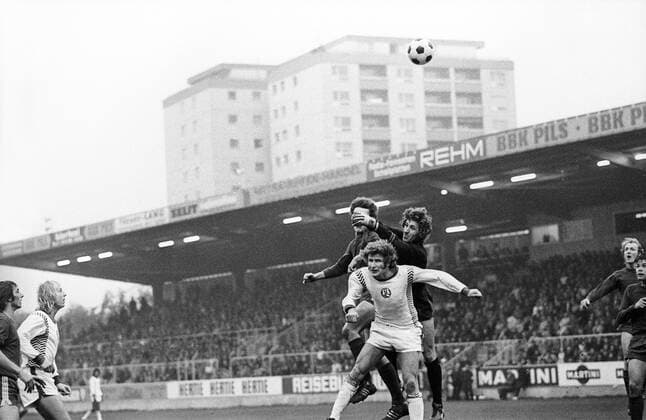 Hermann Erlhoff (vorn) und Torwart Udo Böhs (beide Rot Weiß Essen) gegen Klaus Toppmöller (1. FC Kaiserslautern) Aktion Duell Dynamik Kampf