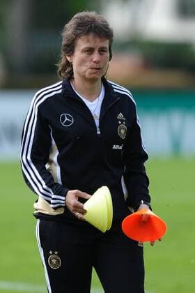 Training der Frauen Fußball-Nationalmannschaft am 28.04.2011 im SportCentrum Kaiserau in Kamen. Ulrike Ballweg ( Assistenz-Trainerin Deutschland )