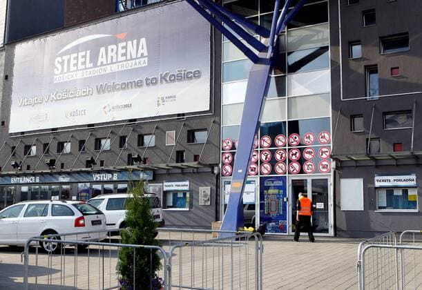 Handball EM 2022, Sportstätte in der Slowakei, Steel Arena in Kosice EISHOCKEY - IIHF Weltmeisterschaft 2011, Vorberichte KOSICE, SLOWAKEI, 29.APR.11 - DIVERS, EISHOCKEY - IIHF Weltmeisterschaft 2011, Vorberichte. Bild zeigt die Steel Arena.  o0 Stadion Halle Totale Objekte Schild Verbot Verbotsschild Eingang Eingangsbereich