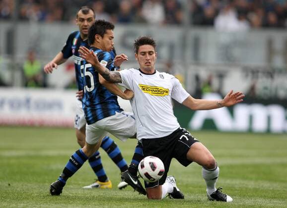 Yuto Nagatomo (Inter) Luca Ceccarelli (Cesena) - Serie A 2010 2011, AC Cesena (weiß) vs. Inter Mailand (blau) - lucaxpagliaricci