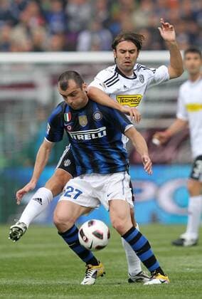 Goran Pandev (Inter) Paolo Sammarco (Cesena) - Serie A 2010 2011, AC Cesena (weiß) vs. Inter Mailand (blau) - lucaxpagliaricci