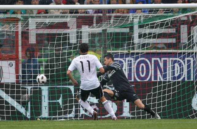 Igor BUDAN scores goal of 1-0 for Cesena against Inter goalkeeper Luca Castellazzi - Serie A 2010 2011, AC Cesena (white) vs. Inter Mailand (blue) - lucaxpagliaricci o0 Tor