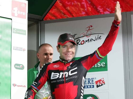 Schweiz, Signal-de-Bougy 30.04.2011: Radsport 65. Tour de Romandie 4. Etappe EZF Aubonne - Signal-deBougy, Cadel EVANS (Australia) BMC Racing Team (USA) holt sich Gelb Siegerehrung