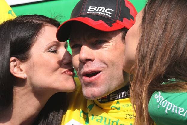 Schweiz, Signal-de-Bougy 30.04.2011: Radsport 65. Tour de Romandie 4. Etappe EZF Aubonne - Signal-deBougy, Cadel EVANS (Australia) BMC Racing Team (USA) holt sich Gelb o0 Siegerehrung Hostess girl Frau Freude