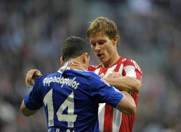 30.04.2011, Fussball 1.Bundesliga 2010 2011, 32.Spieltag, FC Bayern München - FC Schalke 04, in der Allianz-Arena München. Holger Badstuber (re, München) würgt hier Kyriakos Papadopoulos (Schalke).