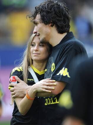 30-04-2011, Fussball, 1. Bundesliga, Saison 2010 2011, BORUSSIA DORTMUND (BVB) - 1. FC NÜRNBERG 2:0; Borussia Dortmund feiert den Gewinn der Deutschen Meisterschaft 2010 2011; Mats Hummels (Borussia Dortmund) mit seiner Freundin Cathy Fischer o0 Sieg, Sieger Jubel, Freude Feier Meisterfeier Partnerin, Frau, Freundin, Lebensgefährtin