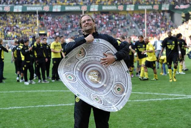30-04-2011, Fussball, 1. Bundesliga, Saison 2010 2011, BORUSSIA DORTMUND (BVB); Borussia Dortmund feiert den Gewinn der Deutschen Meisterschaft 2010 2011; Trainer Jürgen Klopp (Borussia Dortmund) mit einem großen Duplikat der Meisterschale o0 Sieg, Sieger Jubel Freude Feier Meisterfeier Objekte