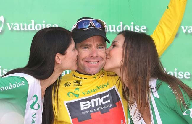 Schweiz, Genf 01.05.2011: Radsport 65. Tour de Romandie 5. Etappe Champagne - Geneve, EVANS Cadel (Aus) BMC Racing Team (USA) Sieger der Tour de Romandie Küsschen für den Gesamtsieger