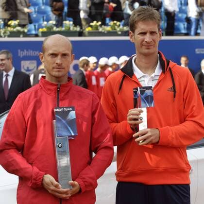 BMW Open 2011,250 ATP Tennis Herren World Tour, Tennis Turnier, International Series,Iphitos Tennis Club, Sandplatz,Finale,Siegerehrung,Praesentation, Einzel, L-R.Sieger Nikolay Davydenko (RUS) und Finalist Florian Mayer (GER),, o0 München Pokal Trophäe Objekte