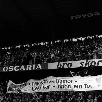 Deutsche Fans während des Spiels in der WM Qualifikation 1965 in Göteborg mit Plakat für Uwe Seeler - Heija, heija, frisk humor - Uwe vor - noch ein Tor! Totale Fan, Fußballfan, Publikum Plakat, Fanplakat, Fanplakate, Transparent Schriftzug, Schwedisch