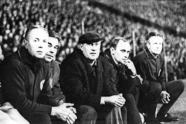 v.li.: Masseur Erich Deuser, Mannschaftsarzt Hannes Schoberth, Bundestrainer Helmut Schön und Co Trainer Udo Lattek (alle BR Deutschland) Trainer, Nationaltrainer, Bundestrainer Bank Trainerbank o00 Betreuer Arzt