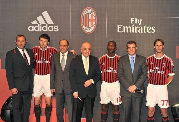 Trikotvorstellung AC Mailand v.li. MASSIMO MASSIMI (FLY EMIRATES), MARK VAN BOMMEL SALEM OBAIDALLA (FLY EMIRATES), Vizepräsident ADRIANO GALLIANI, CLARENCE SEEDORF, JEAN MICHEL GRANIER (ADIDAS), LUCA ANTONINI o0 Funktionär people Wirtschaft Sponsor Ausrüster
