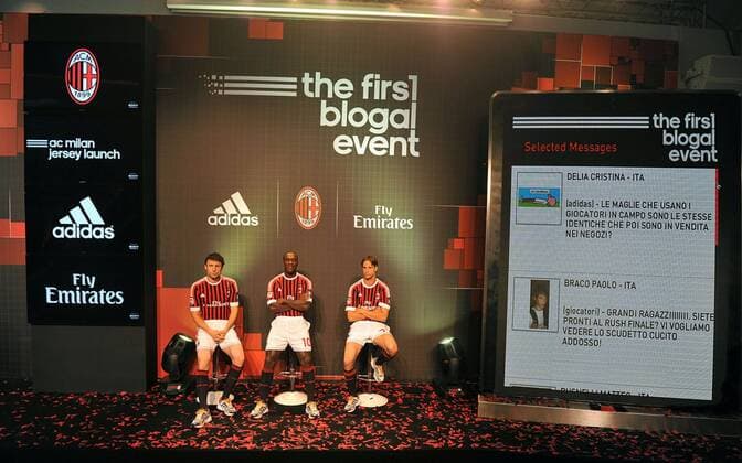 Trikotvorstellung AC Mailand v.li. MARK VAN BOMMEL, CLARENCE SEEDORF und LUCA ANTONINI o0 Leinwand, Bildschirm, Großleinwand Blog Internet IT