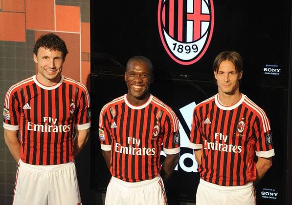 Trikotvorstellung AC Mailand v.li. MARK VAN BOMMEL, CLARENCE SEEDORF und LUCA ANTONINI o0 Freude