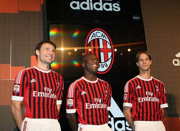 Trikotvorstellung AC Mailand v.li. MARK VAN BOMMEL, CLARENCE SEEDORF und LUCA ANTONINI o0 Freude