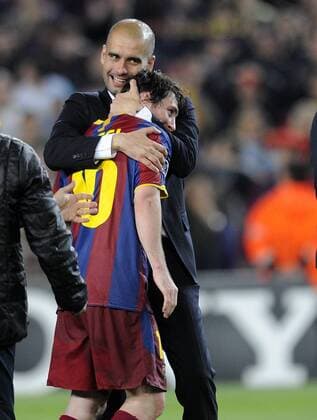 Josep Pep Guardiola ( Trainer ) und Lionel Messi (beide Barca) - FC Barcelona (rot) vs. Real Madrid (weiß) - PacoLargoxPan -  o0 Jubel Freude