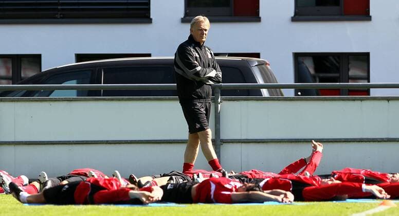 1. Bundesliga Saison 2010 2011 - Datum: 03.05.2011 - Trainer Volker Finke (1. FC Köln)