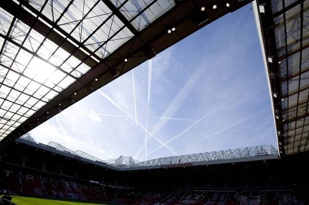 Stadiondach von Old Trafford mit blauem Himmel, Heimspielstätte von Manchester United (ManU) am 04.05.2011 in Manchester England o00 OS Sommer 2012 Vorschau Spiele Sommerspiele England GBR Sportstätte Olympia Totale