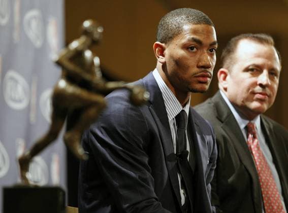 LINCOLNSHIRE ILLINOIS USA 03.05.2011 Chicago Bulls Derrick Rose (L) speaks after receiving the Maurice Podoloff Trophy for being named NBA Basketball Herren USA basketball s MVP at the Marriott Resort -  20110503KSK049 o0 most valuable player