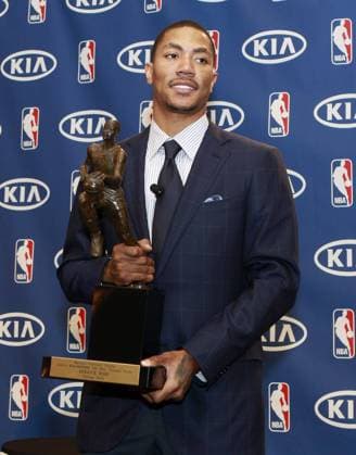 LINCOLNSHIRE ILLINOIS USA 03.05.2011 Chicago Bulls Derrick Rose poses with the Maurice Podoloff Trophy after being named NBA Basketball Herren USA basketball s MVP at the Marriott Resort -  20110503KSK292 o0 most valuable player