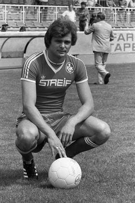 Lutz EIGENDORF, DDR, Fussballspieler, 1. FC Kaiserslautern, posiert mit Ball, gehockt, bei seiner Vorstellung als Neuzugang, SW-Aufnahme, 31.07.1979.