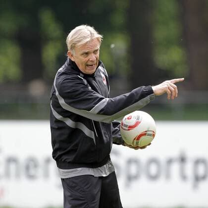 1.FC Köln 1. Fußball Bundesliga Abschlusstraining Trainer Volker Finke
