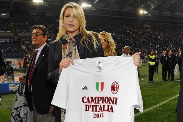 Rom 07 05 2011 - Serie A, AC Milan feiert den Gewinn der italienischen Meisterschaft 2010 2011: Barbara Berlusconi, Tochter von Silvio Berlusconi (Ministerpräsident Italien und Präsident AC Mailand) und Freundin von Alexandre Pato mit Meistershirt  o0 Scudetto Freude