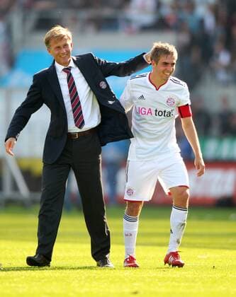 Trainer Andries Jonker, Philipp Lahm (beide Bayern) Fußball Fussball erste 1. Bundesliga Herren Saison 10 11 07.05.2011 FC St. Pauli vs. FC Bayern München Muenchen Freude Emotion jubelnd Jubel nach Spielende o0 Freude
