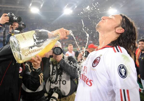 Zlatan Ibrahimovic (milan) erhält eine Proseccodusche - AC Milan feiert die italienische Meisterschaft 2010 2011 massimoxoliva o0 Scudetto Freude
