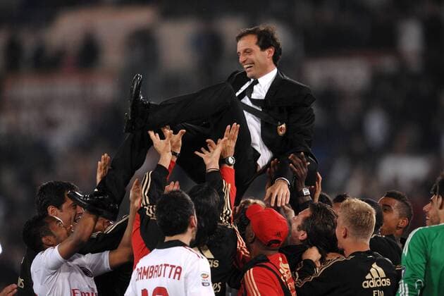 Trainer Massimiliano Allegri wird von seinem Team gefeiert - AC Milan feiert die italienische Meisterschaft 2010 2011 Andreaxstaccioli o0 Scudetto Freude