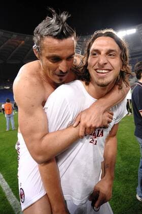 Massimo ODDO (L) und Zlatan IBRAHIMOVIC - AC Milan feiert die italienische Meisterschaft 2010 2011 Andreaxstaccioli o0 Scudetto Freude